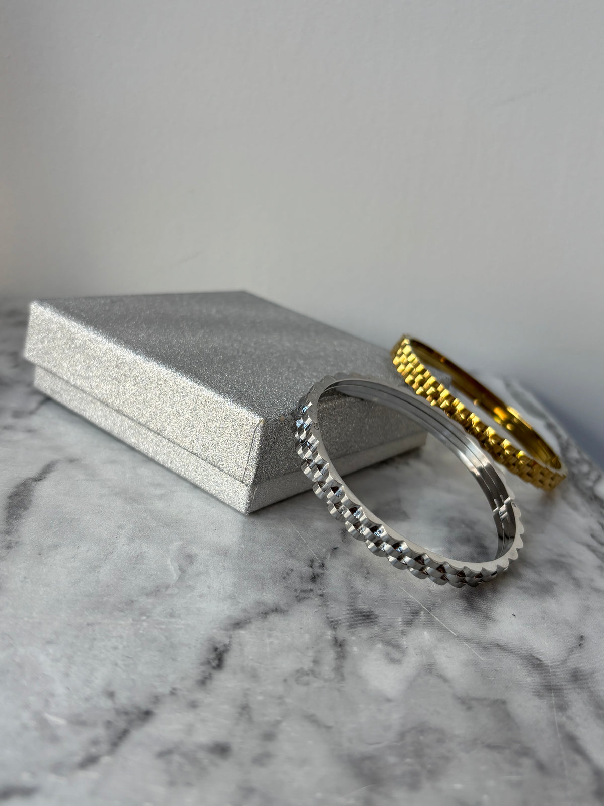 Thea Clasp Bangle