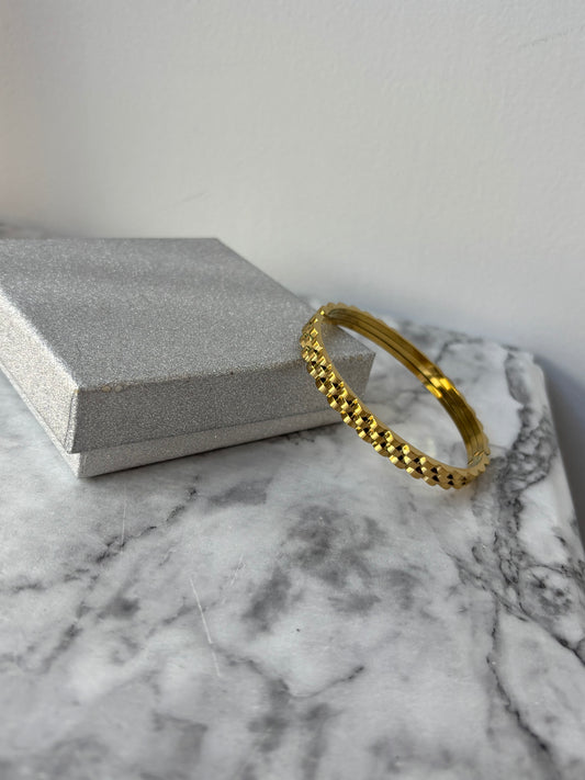 Thea Clasp Bangle