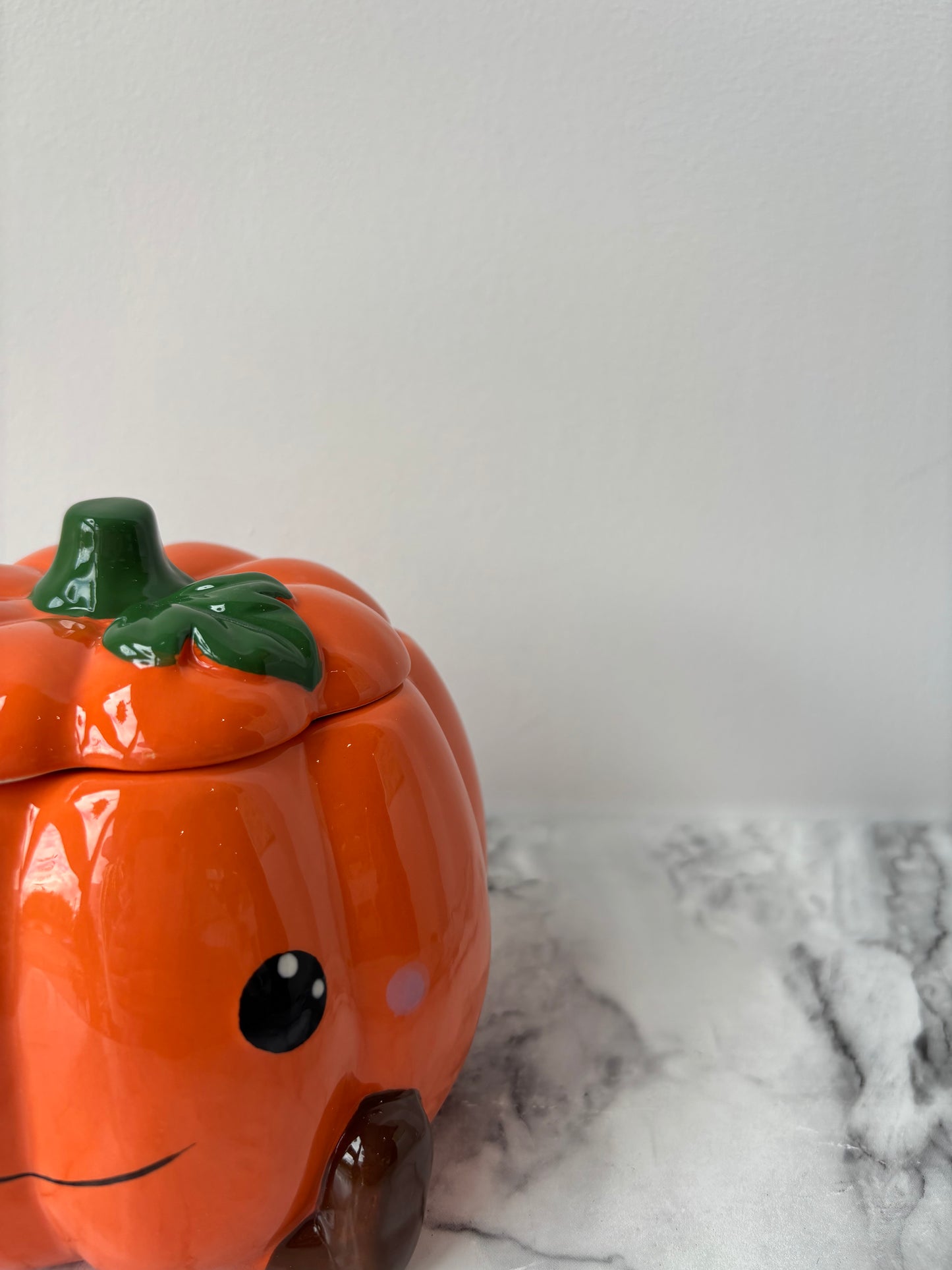 Smiling pumpkin wax melt burner