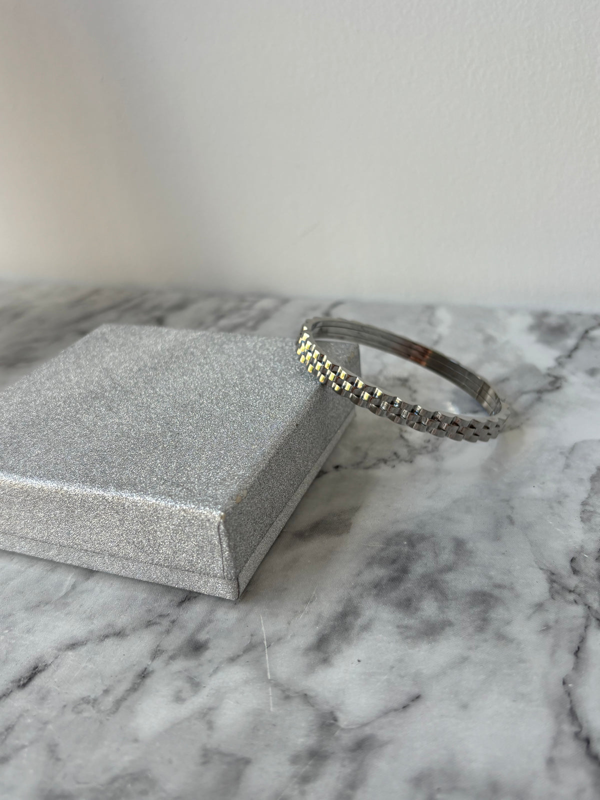 Thea Clasp Bangle